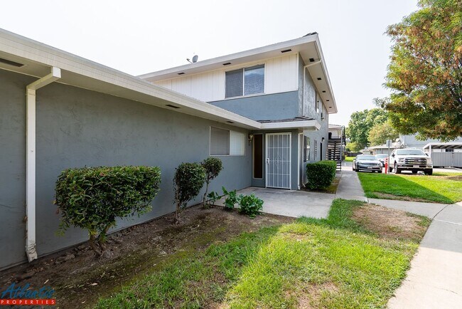 Building Photo - Lovely Condo | Hwd Laminate Flooring | Carport