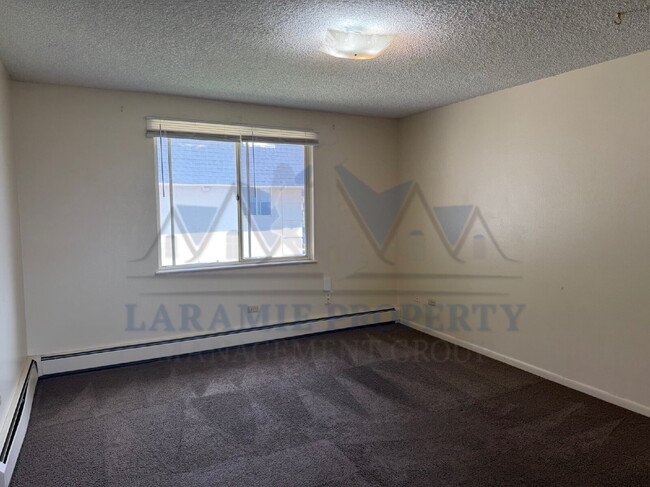 Building Photo - 2 Bed 1 Bath Apartment