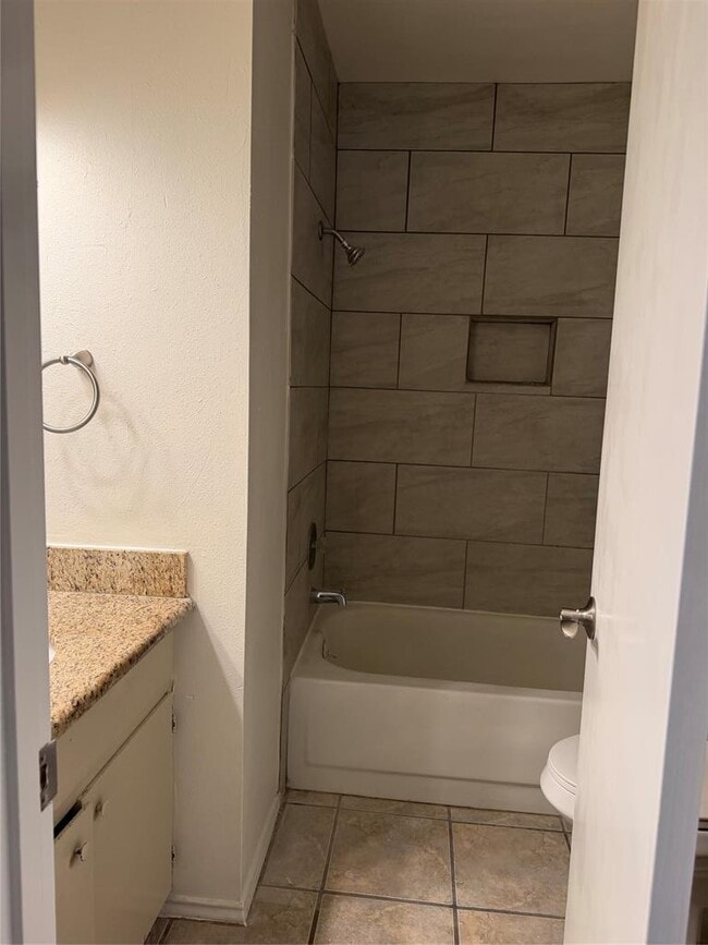 Building Photo - 615 Luther Dr