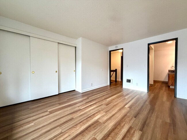 Building Photo - **$1000 DEPOSIT + FREE FIRST MONTH'S RENT** Updated Townhouse in the Heart of Garden Home~ New LV...