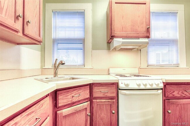 Building Photo - 25 Maple Ave