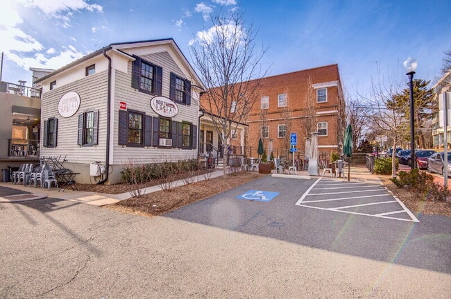 Building Photo - 2200 N Westmoreland St