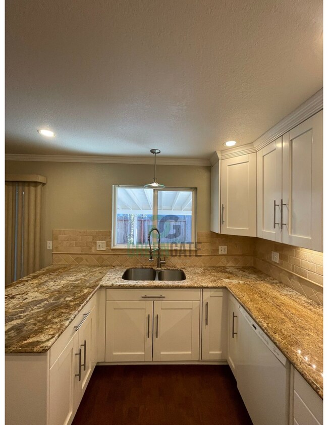 Building Photo - 533 Arrowhead Ct