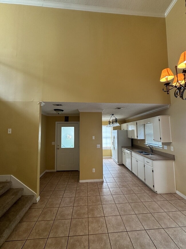 Building Photo - "Charming 3-Bedroom home with Florida room!"