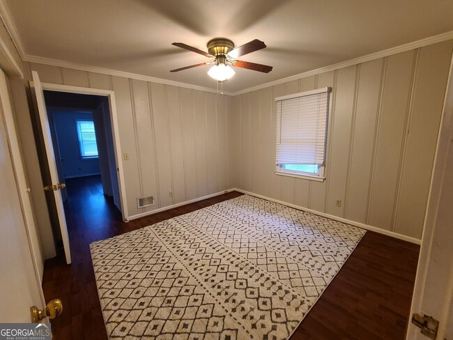 Building Photo - 2691 Fernwood Ave