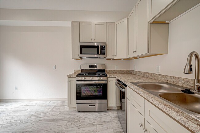 Building Photo - 5530 Hirondel St