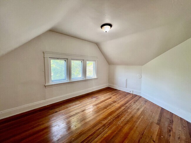 Building Photo - 3305 E Overlook Rd