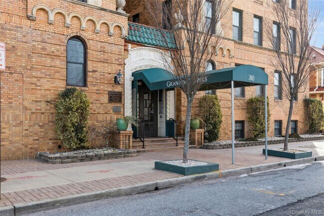 Building Photo - 310 Riverside Blvd