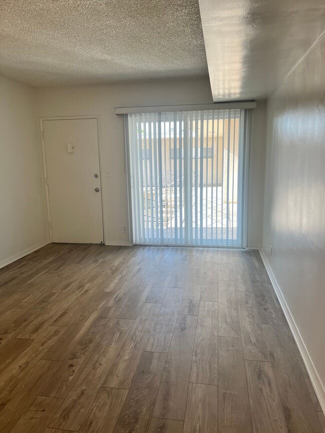 Building Photo - Second-floor 1-bedroom apartment in Whittier.
