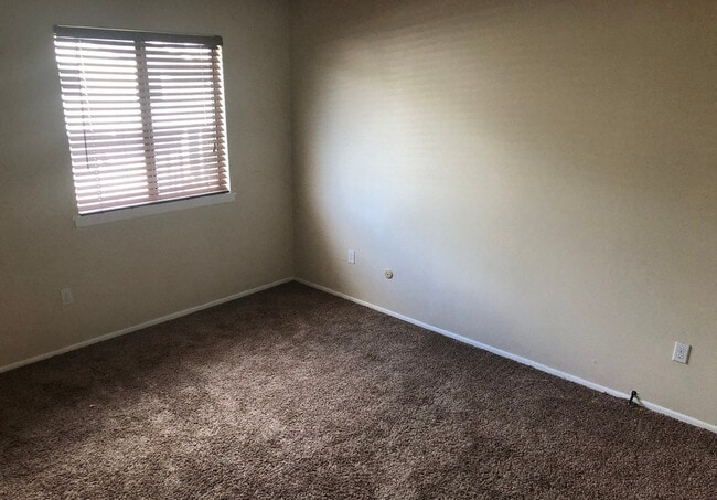 Building Photo - Bright 2 Bed/1 Bath Condo with Garage for ...