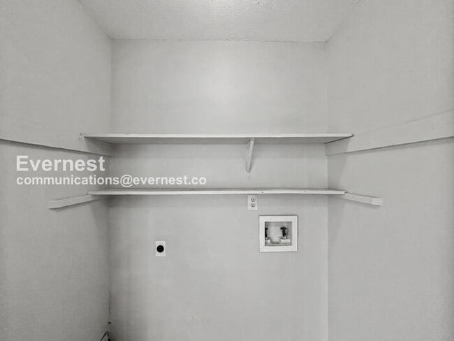 Building Photo - 3400 Laurelwood Dr