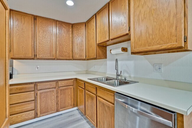 Building Photo - 2 bed 2 bath condo