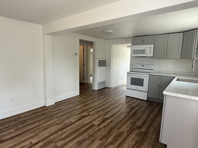 Building Photo - 1303 Lake Elmo Dr