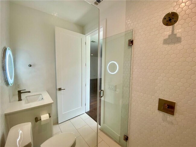 Building Photo - 1905 Riverview St