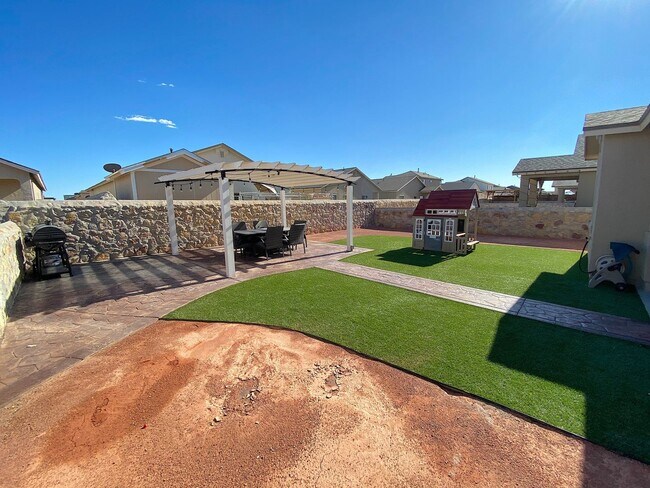 Building Photo - East El Paso 3 bed Refrig A/C w/ Gorgeous ...