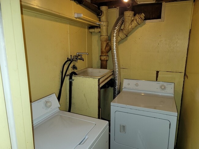 Building Photo - 711 Sanford Ave