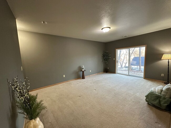 Building Photo - 3 Bed, 2 Bath Condo for Rent in Evansdale, Ia