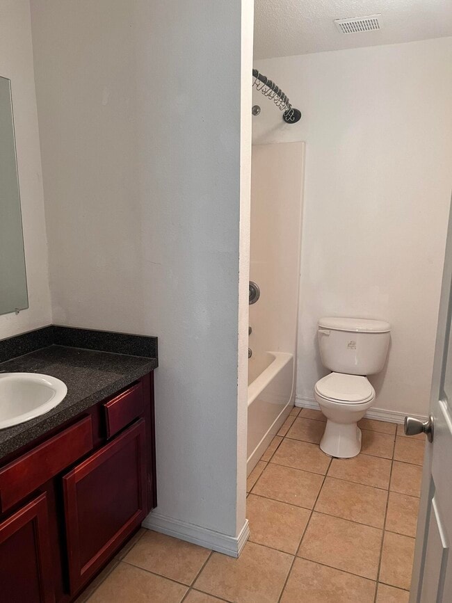 Building Photo - 301 Lakeview Dr