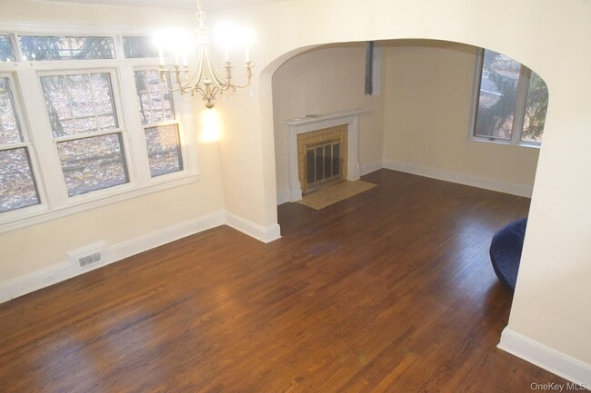 Building Photo - 201 Old Mountain Rd N