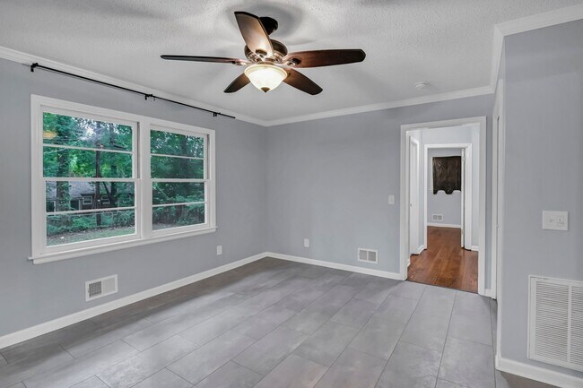 Building Photo - Newly Updated 3 Bedroom Home with Spacious...
