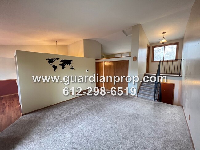 Building Photo - Split Level Townhouse Available May 1st on...