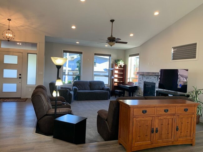 Building Photo - Beautiful Newly Custom Built Home! Vaulted Ceilings! Partially Furnished! Open Floor Plan!