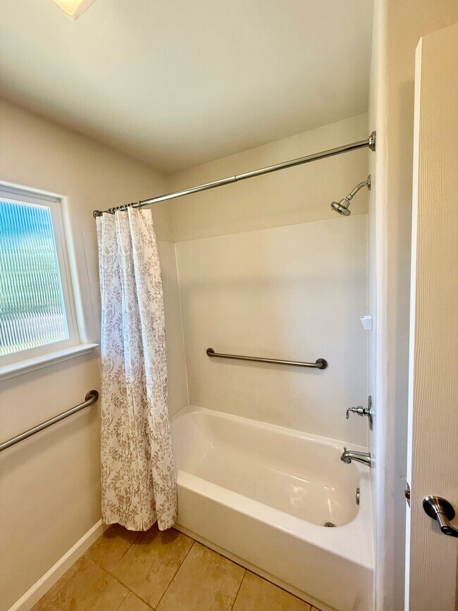 Building Photo - 240 Scholtz Ave