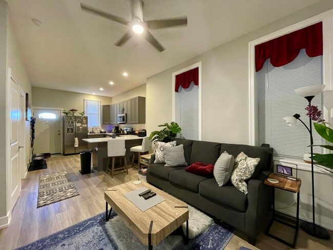 Building Photo - 1725 N Honore St