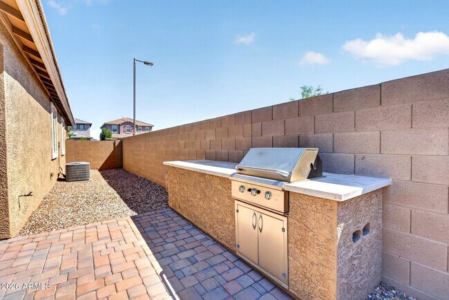 Building Photo - 261 Pinnacle Ridge Dr