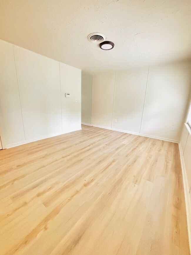 Building Photo - FOR RENT IN BENTON