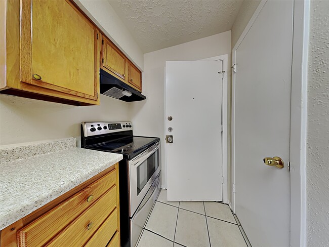 Building Photo - 16930 Barcelona Dr