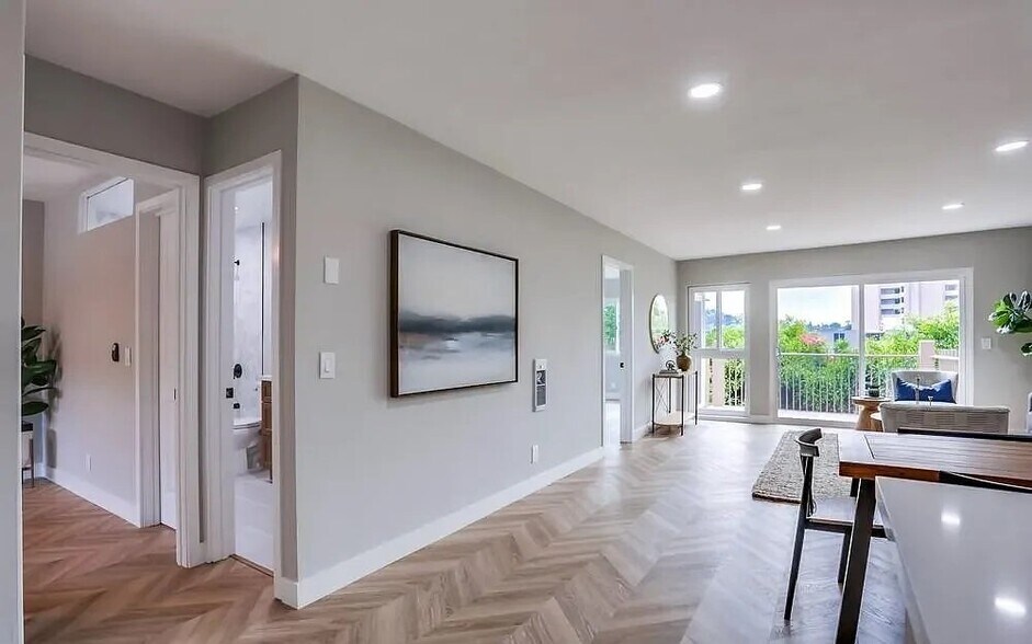 Building Photo - 2600 Torrey Pines Rd