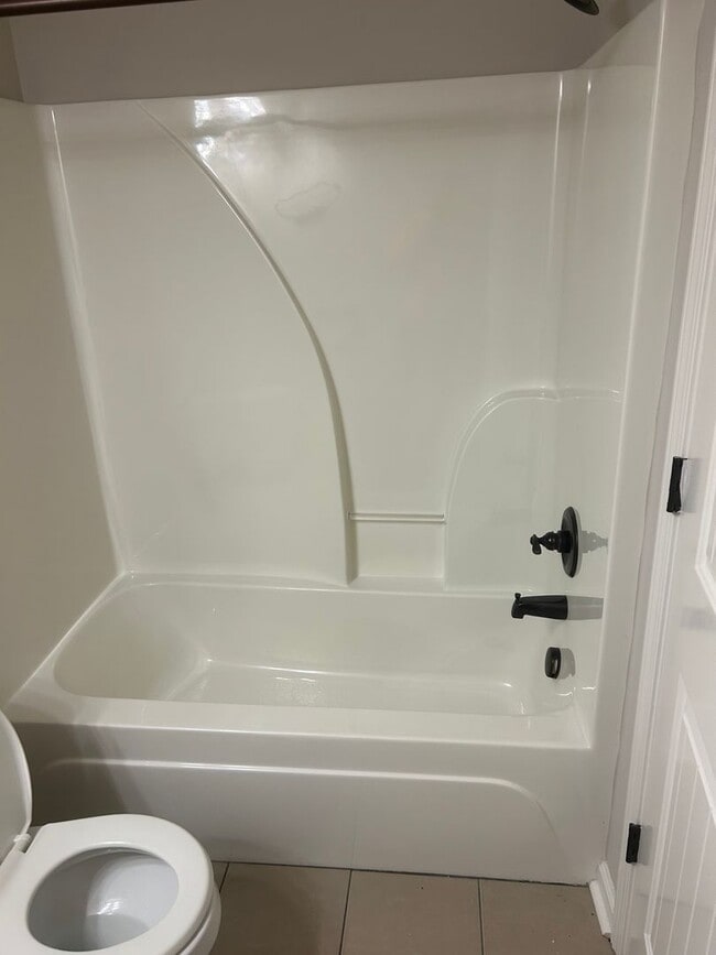 Building Photo - 2 Bedroom, 2.5 Bath Townhome in Goodlettesville