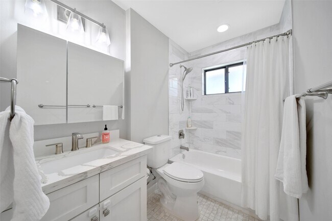 Building Photo - 4402 Fallbrook Dr