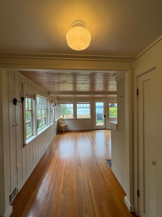 Building Photo - Desirable Indianola waterfront just in time for summer