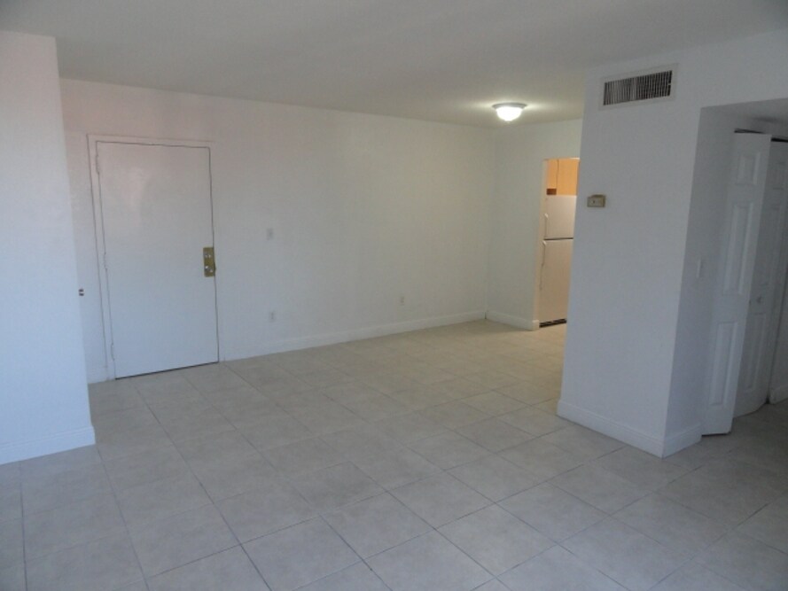 Building Photo - 1825 W 56th St