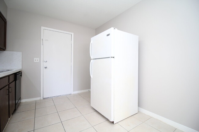 Building Photo - Affordable 2BR Duplex Near UWF — All Tile,...