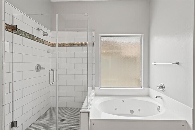 Building Photo - 2124 Gillette St