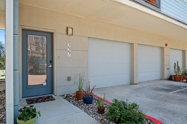 Building Photo - 604 N Bluff Dr