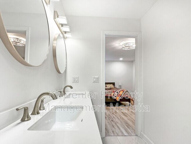 Building Photo - 651 Inglis Dr S E