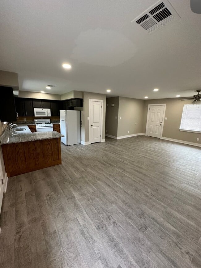 Building Photo - 4 Bedroom 2 Bath Single Family Home