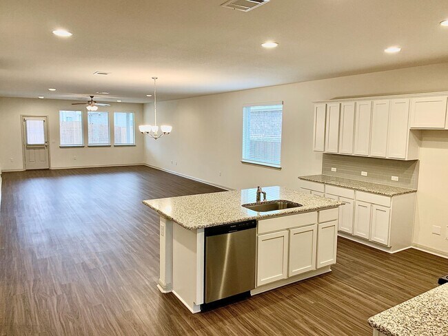 Building Photo - Beautiful 4 bedroom 3 bathroom home in Pfl...