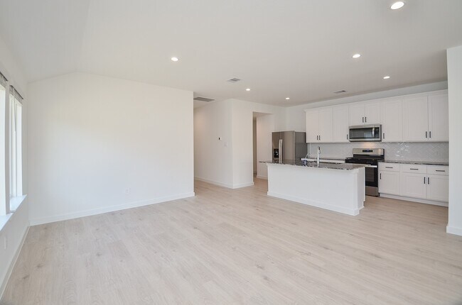 Building Photo - 7831 Sanremo Dr