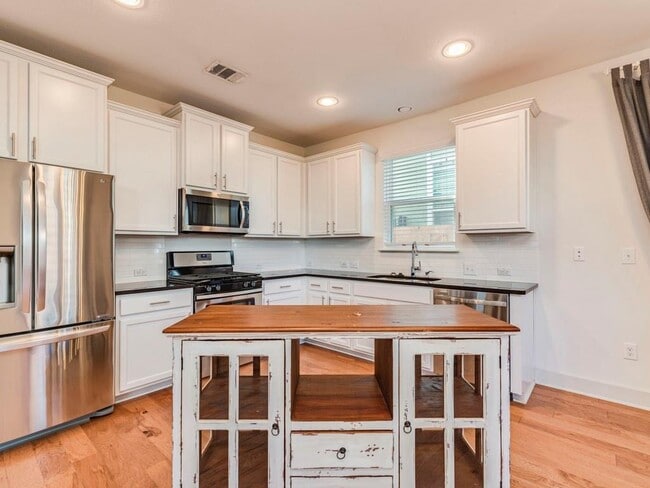 Building Photo - 2208 Capulet St