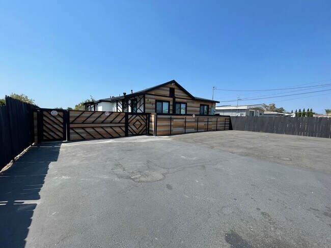 Building Photo - 1846 Klauber Ave