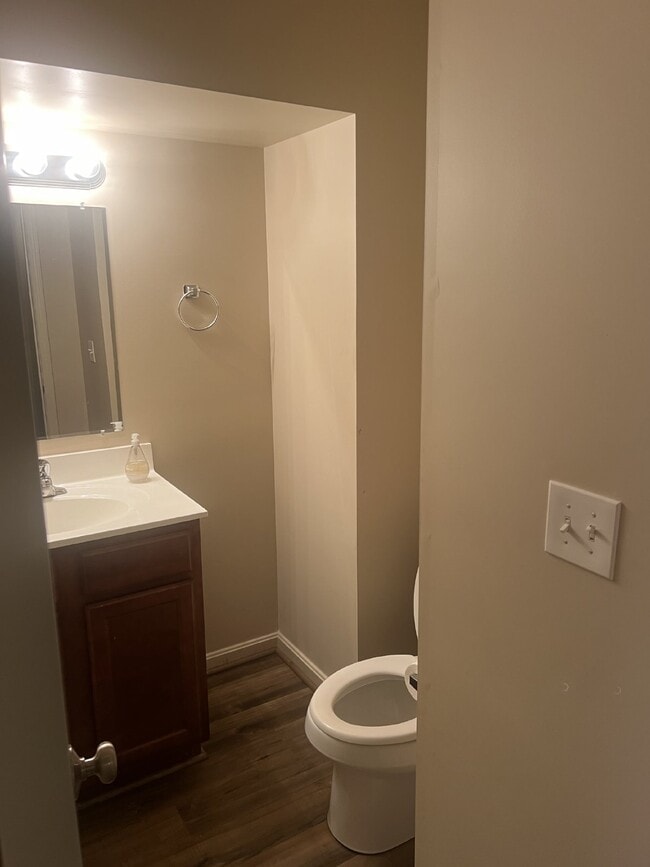 Building Photo - Spacious End-Unit Townhouse with 3 Beds, 3...