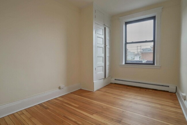 Building Photo - 327 8th St