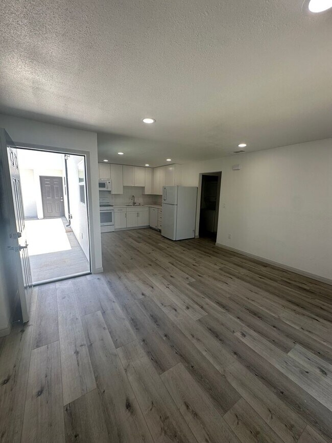 Building Photo - 202-204 Calla Avenue