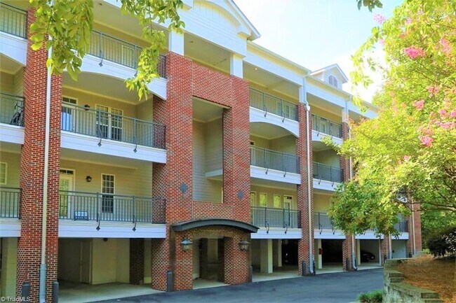 Building Photo - Wonderful location and features for this s...