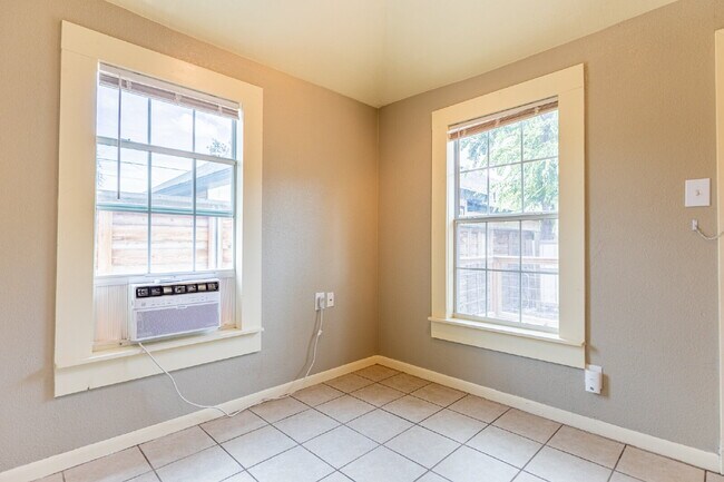 Building Photo - 330 Gem Ln